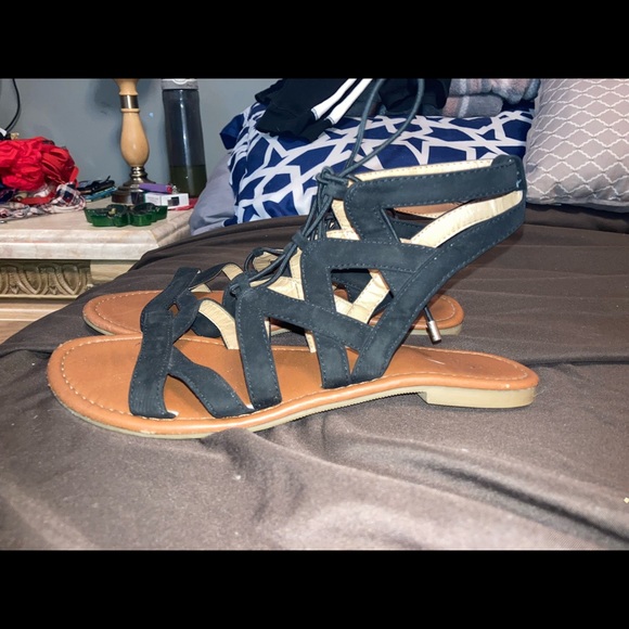 Practically new Womens size 6 black strappy sandal - Picture 1 of 3